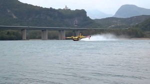 Un canadair in azione sul lago di Cavazzo